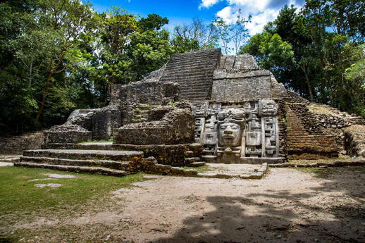 © Shutterstock - Tommy Daynjer Ruines Mayas Lamanai