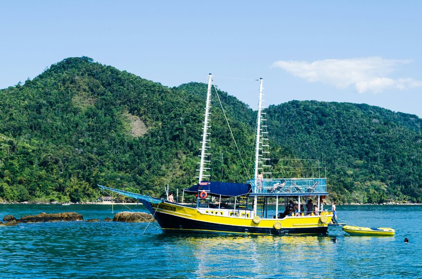 © Unsplash - dmadventure Tour des îles en bateau à Parati