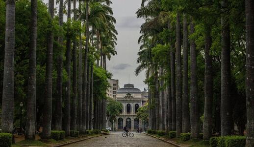 © Unsplash - Thay Pellerin Praça da Liberdade - Belo Horizonte