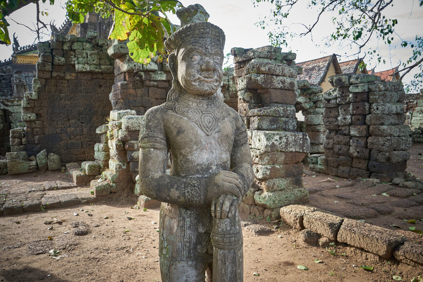 © Shutterstock - Vladimir Zhoga statue temple