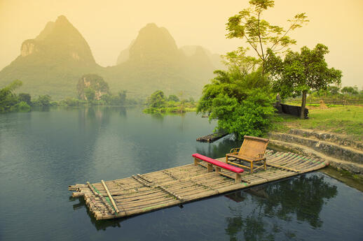 © Shutterstock - asharkyu Promenade en radeau vers Guilin