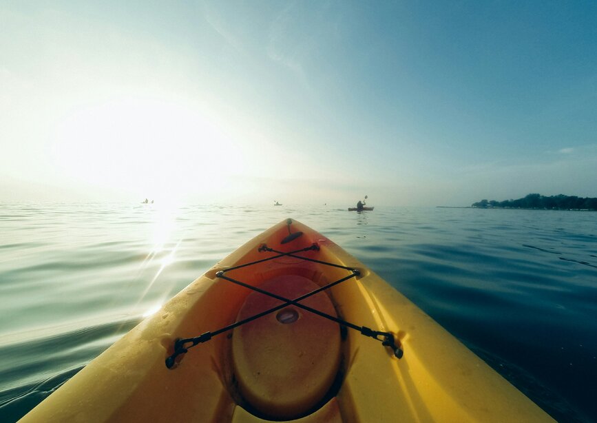 © Unsplash - Aaron Burden Kayak dans l'estuaire