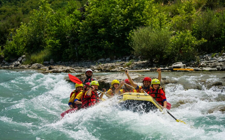 © Unsplash - Loren Dosti Rafting Pacuare