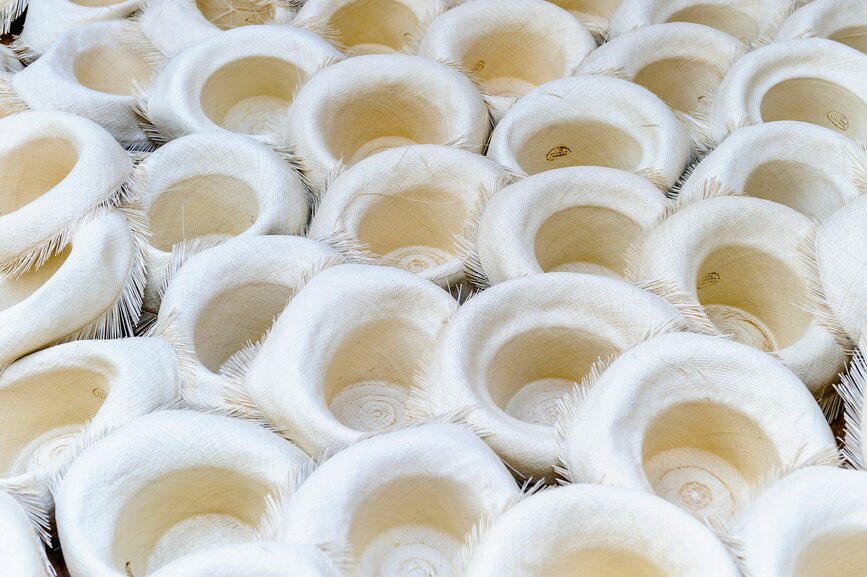 © Unsplash - Alexander Schimmeck Fabrique de chapeaux de Panama