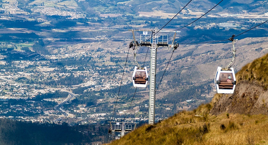 © Shutterstock - Matyas Rehak Volcan Pichincha et son téléphérique