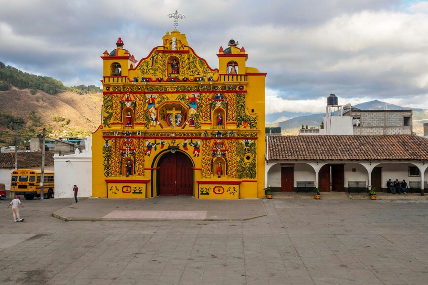 © Unsplash - Alexander Schimmeck Eglises de San Andres Xecul et Salcaja