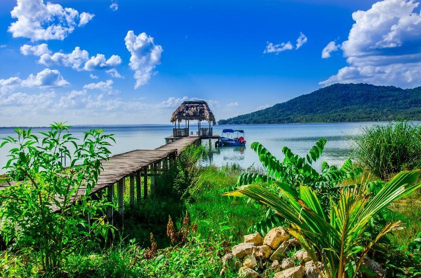 © IStock - SimonDannhauer Navigation sur le lac Peten Itza