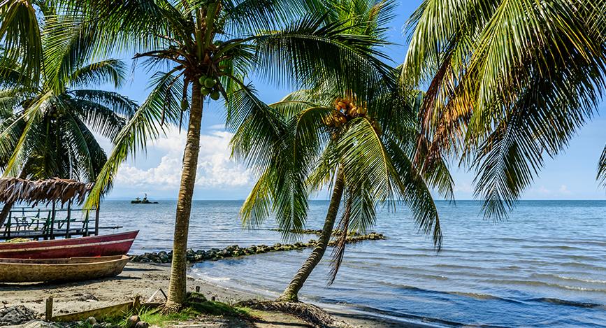 © Istock - Lucy Brown - loca4motion Village au bord du Rio Dulce