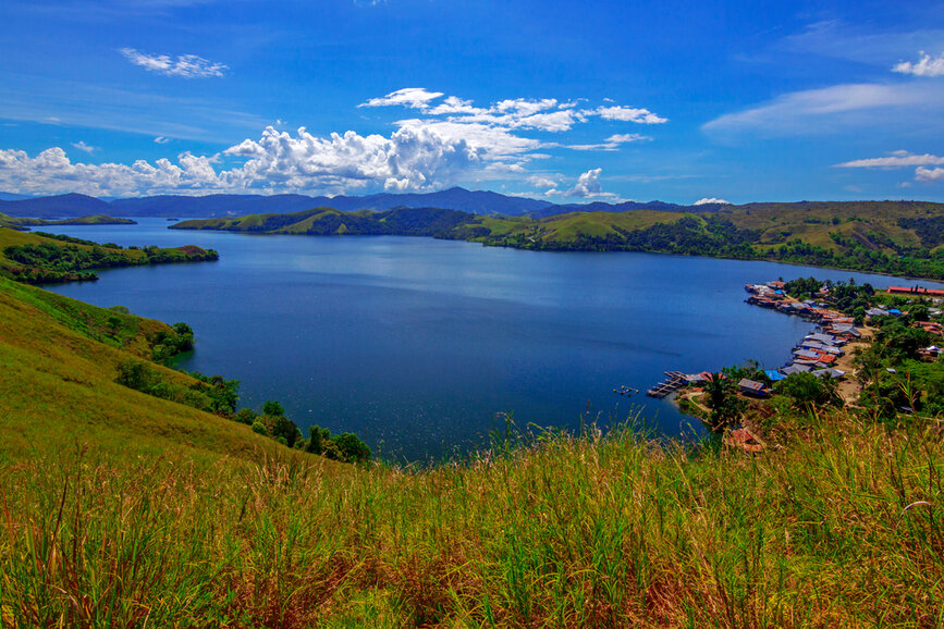 © Shutterstock - Yosin Kogoya Danau Sentani