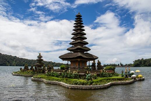 temple flottant Ulun Danu à Bali