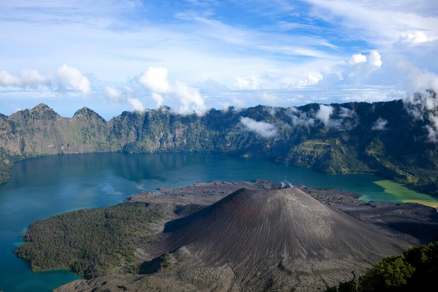 © Unsplash - David Wollschlegel Mont Rinjani