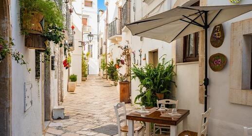 Ruelle dans la ville de Lorotondo, en Apulie, en Italie.