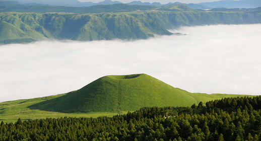 Cratère Komezuka dans la caldeira du Mont Aso, Japon.