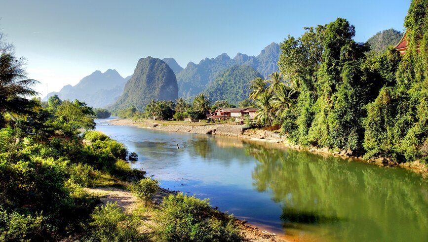 © Shutterstock - Chantal de Bruijne Village fluvial laos