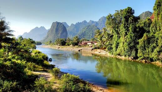 Village fluvial laos