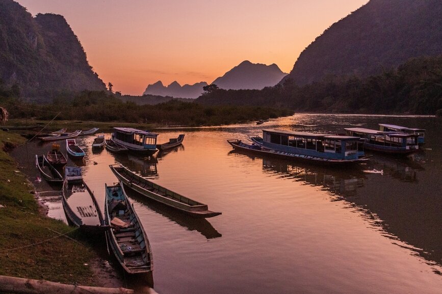 © Shutterstock - Matyas Rehak Village Muang Ngoi Neua