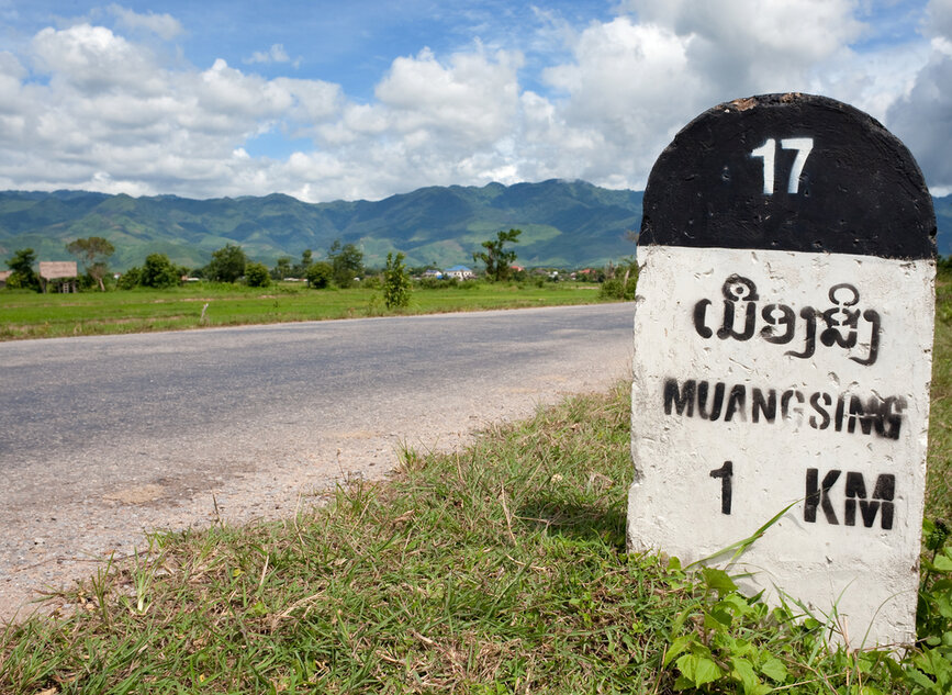 © Shutterstock - Muellek Borne kilométrique Muang Sing