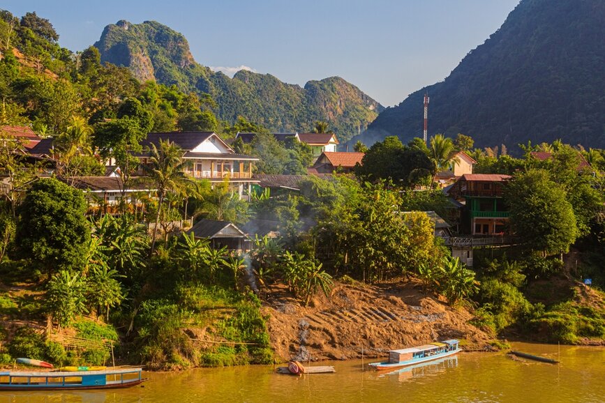 © Shutterstock - Matyas Rehak Village Nong Khiaw