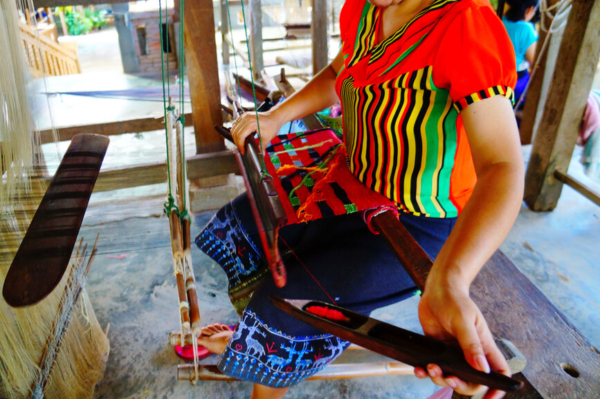 © Shutterstock - otorongo Métier à tisser Laos