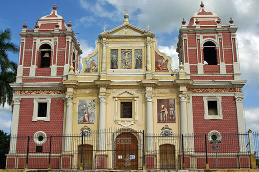 © Shutterstock - alfotokunst Ville de Leon et sa cathédrale classée UNESCO