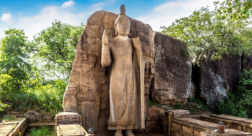© IStock - bloodua Statue de Bouddha Aukana à Anuradhapura
