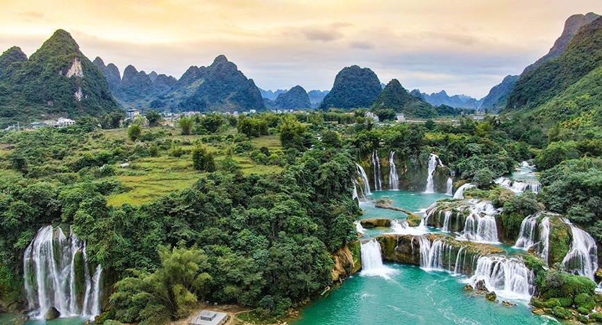 © Shutterstock - Diego Recuenco Chutes de Ban Gioc